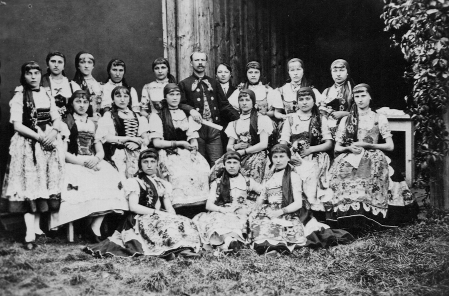 Účastnice slavnostního odhalení desky V. Filípka 1886, A. Kult uprostřed.